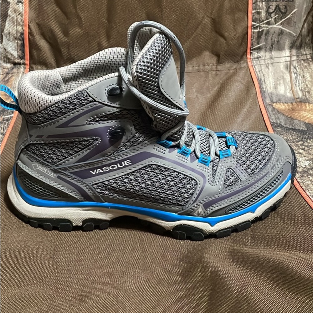 Women’s vasque hiking boot with gore-tex size 6.5 in like new condition